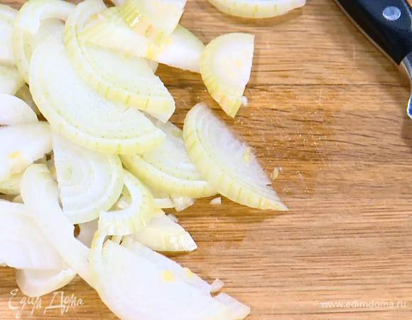 Лук почистить и нарезать полукольцами.