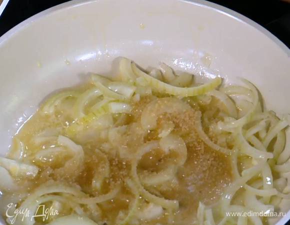 Разогреть в сковороде по 1 ст. ложке оливкового и сливочного масла и немного обжарить лук, затем добавить коричневый сахар.