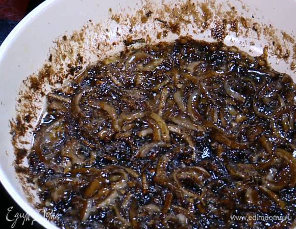 Влить бальзамический уксус и обжаривать лук еще пару минут.