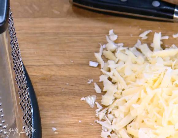 Весь сыр натереть на крупной терке, но не смешивать.