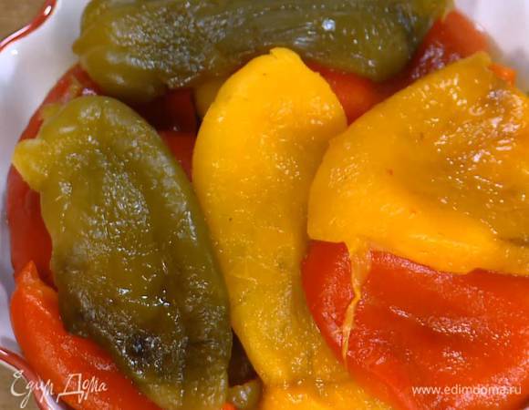 Весь перец запечь под грилем, затем очистить от кожицы, удалить плодоножку и семена и разрезать мякоть на крупные полоски.