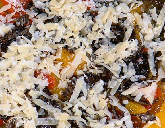 Края теста смазать оставшимся оливковым маслом и перенести тесто с бумагой на противень.