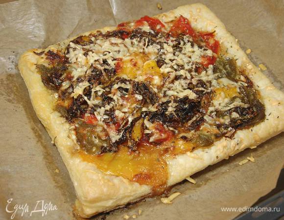 Выпекать пирог в разогретой духовке 20–25 минут.