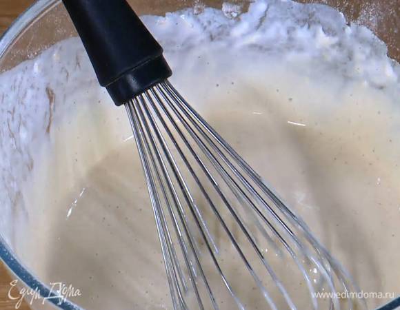 Влить молоко и кефир, добавить яйца и венчиком вымешать гладкое тесто.