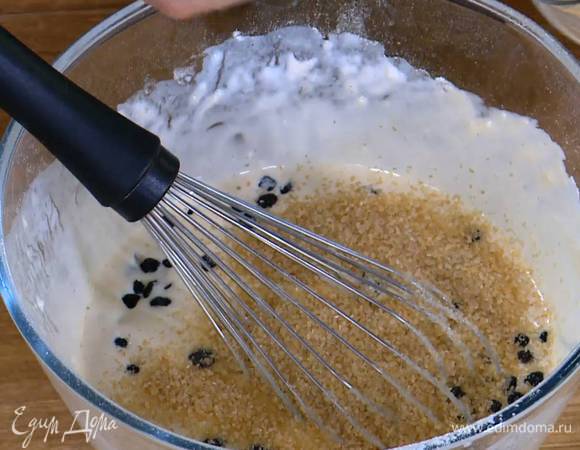 Добавить в тесто чернику и сахар, все перемешать.