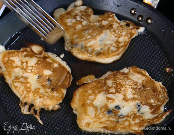 Разогреть в сковороде оливковое масло и пожарить оладушки.