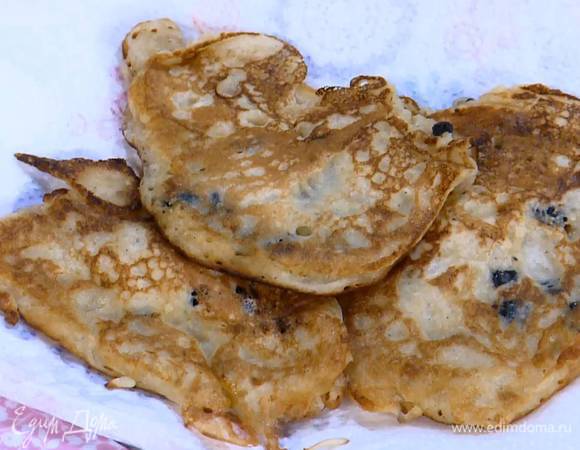 Готовые оладушки выложить на бумажное полотенце, чтобы удалить излишки жира.