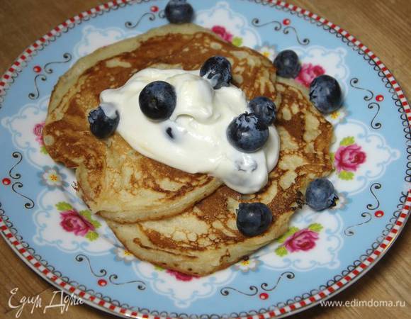 Подавать оладушки с ягодным соусом.