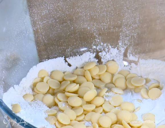 Муку перемешать с разрыхлителем и солью и просеять через сито, затем добавить белый шоколад и все перемешать.