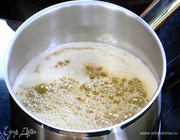 Сливочное масло растопить на медленном огне и слегка остудить.