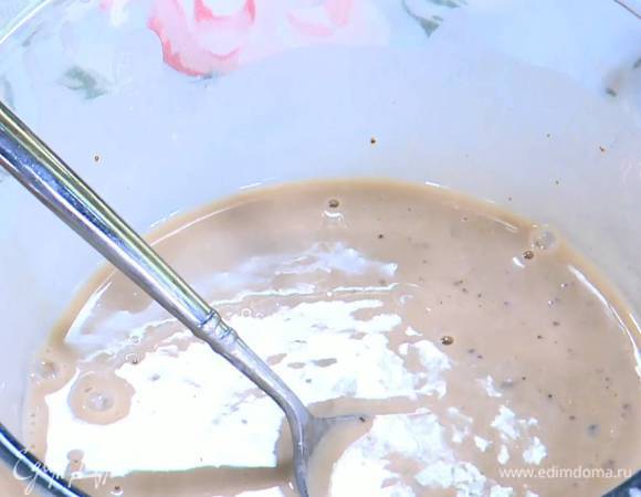 Яйцо соединить с кефиром, влить кофейный экстракт и 30 мл эспрессо, добавить оба вида сахара и все перемешать.