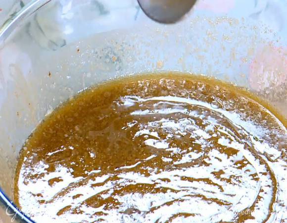 Влить растопленное сливочное масло и перемешать.