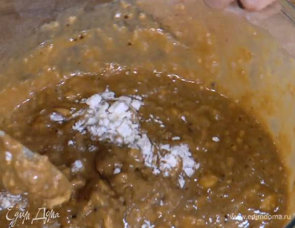 Кофейную массу влить в муку с разрыхлителем и вымешать, не стремясь, чтобы тесто получилось однородным!