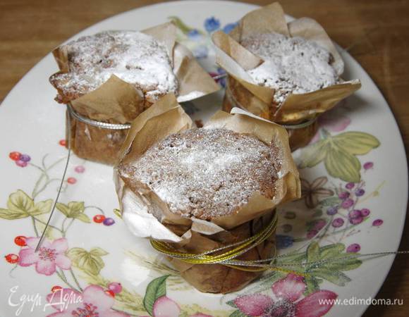 Выпекать маффины в разогретой духовке 20 минут.