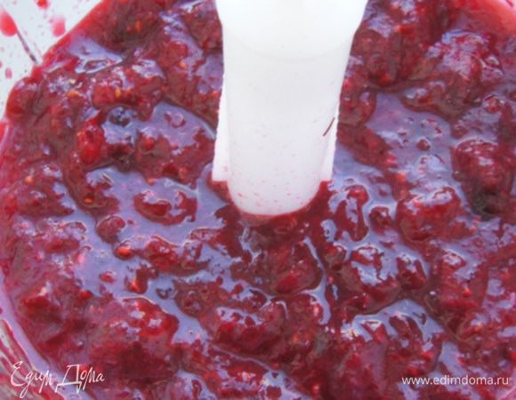 Измельчить клюкву в комбайне или в мясорубке. 