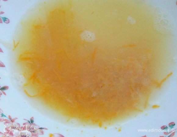 С апельсина снять цедру и выжать сок. 