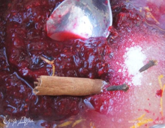 В кастрюле смешать клюкву, сахар, сок и цедру апельсина, половинку палочки  корицы и гвоздику. Довести до кипения. Убавить огонь и варить соус 5 минут. 