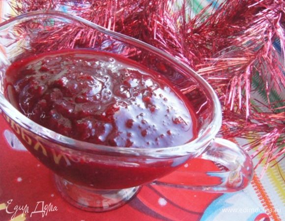 Готовый соус остудить и переложить в соусник. Можно его заморозить, а потом  перед употреблением разморозить и нагреть.