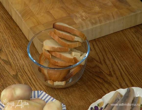 Батон нарезать ломтиками и подсушить в духовке.