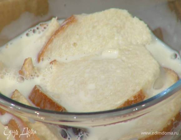 Треть подсушенного хлеба измельчить в блендере в мелкую крошку, оставшиеся сухари залить молоком и дать постоять.