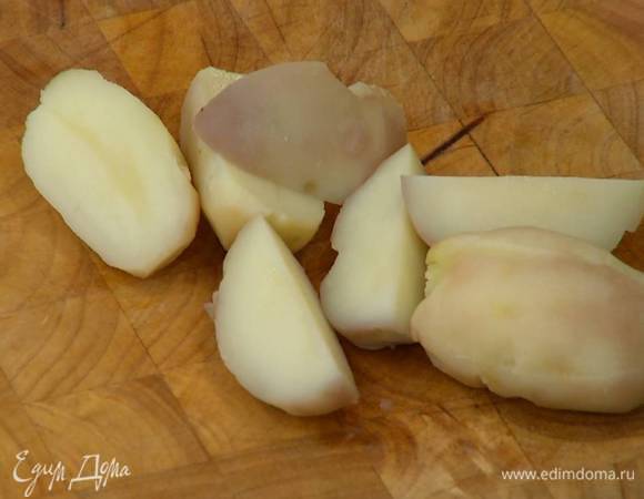Картофель отварить до полуготовности, затем почистить, нарезать и пропустить через мясорубку.
