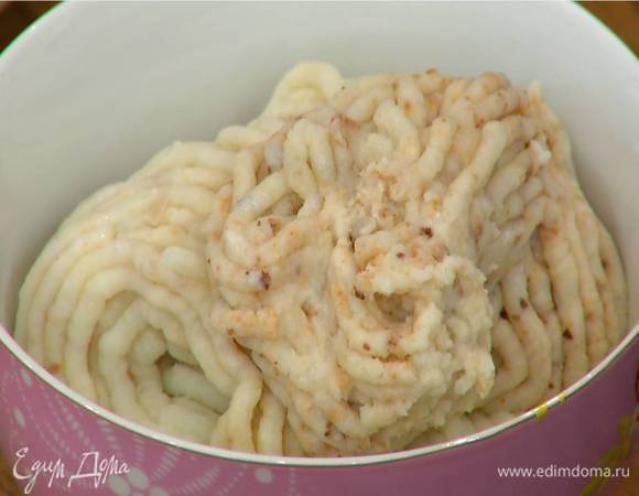 Замоченный хлеб отжать от молока и тоже пропустить через мясорубку.