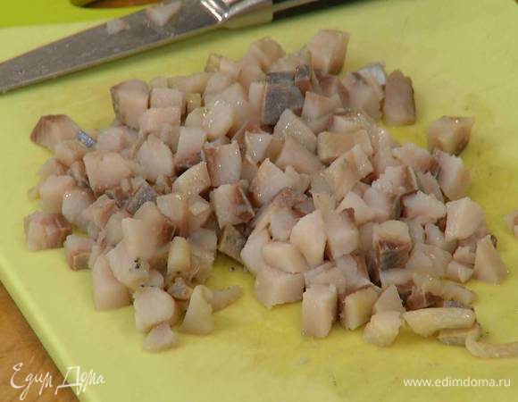 Филе сельди нарезать маленькими кубиками.