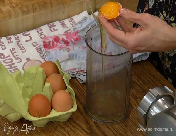Желтки отделить от белков.