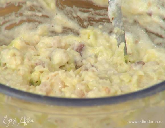 Белки взбить в пышную пену и вмешать в селедочную массу.