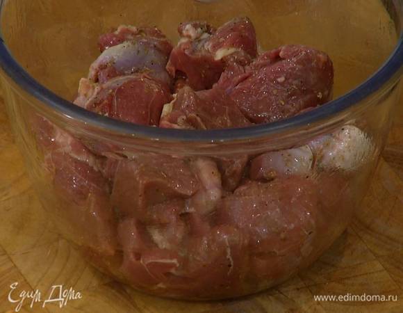 Ягнятину нарезать небольшими кусочками.