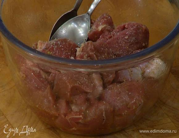 Выложить в маринад мясо, перемешать и дать постоять.