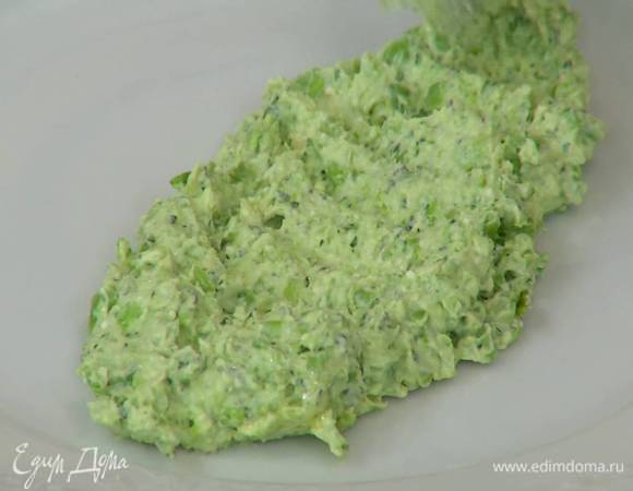 В чаше блендера соединить зеленый горошек, фету, чеснок и листья мяты, влить оливковое масло Extra Virgin и взбить все в неоднородное пюре, так чтобы остались небольшие кусочки горошка.