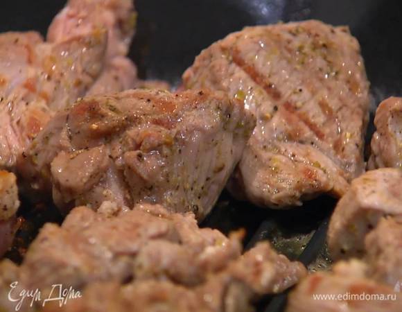 Разогреть сковороду-гриль и пожарить мясо со всех сторон до готовности.
