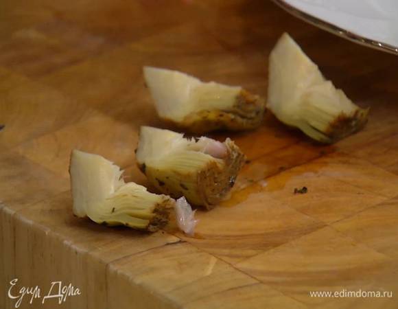 Артишоки разрезать на 4 части.