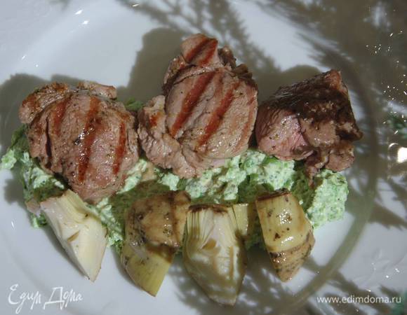 Подавать мясо с пюре из горошка и артишоками.