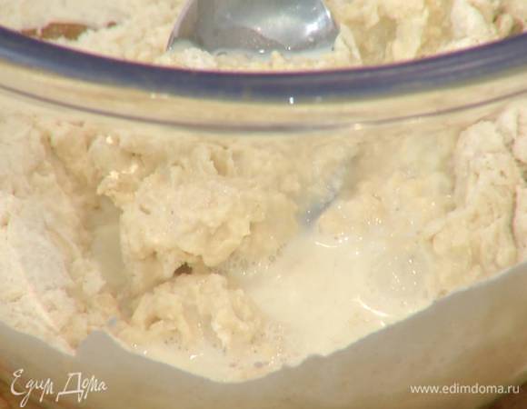 Приготовить тесто: сухую дрожжевую смесь соединить со 150 г муки, влить молоко, все перемешать и оставить на некоторое время.