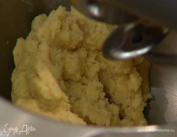 В чашу комбайна всыпать оставшиеся 350 г муки, добавить 150 г предварительно размягченного сливочного масла и вымешать насадкой для теста. Не выключая комбайна, добавить яйца, сахар, кардамон и гвоздику, корицу, мускатный орех, ванильный сахар, соль и все вымешать.