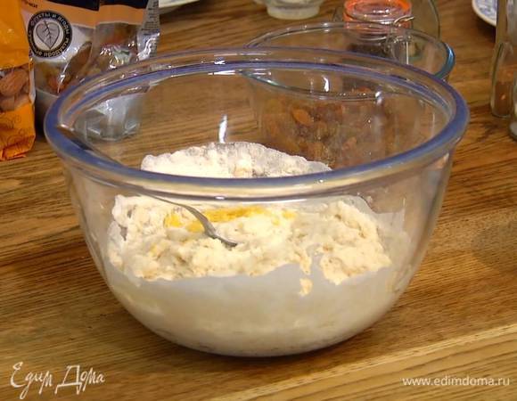 В муку с дрожжами добавить лимонную цедру, перемешать, затем полученную массу выложить в комбайн с тестом и продолжить вымешивать.