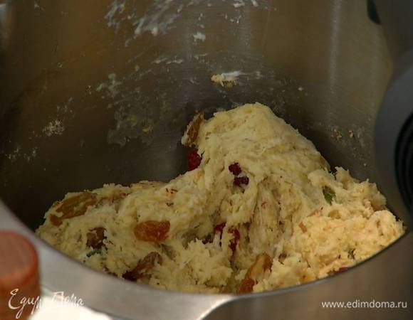 В комбайн с тестом добавить изюм, клюкву, цукаты, всыпать миндаль и вымешать все до однородного состояния. Емкость с тестом накрыть полотенцем, смоченным в горячей воде, и дать постоять 20–30 минут.