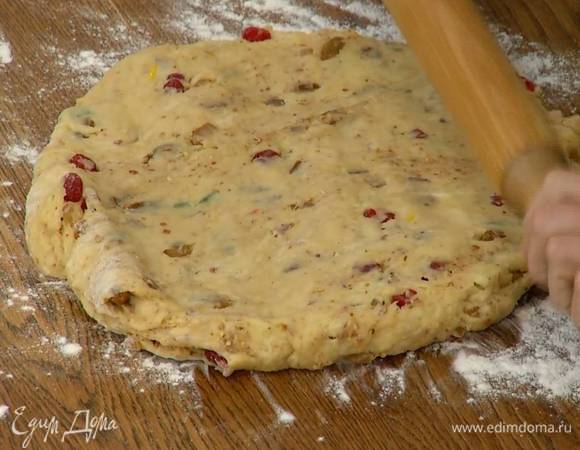 Рабочую поверхность посыпать 1 ч. ложкой муки и раскатать подошедшее тесто.