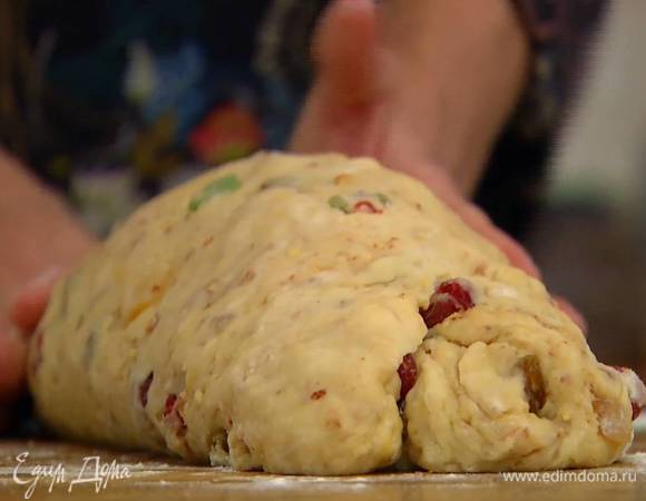 Марципан раскатать в небольшой пласт, поместить в центр теста и накрыть сначала одним краем теста, а затем другим — должно получиться что-то вроде рулета.