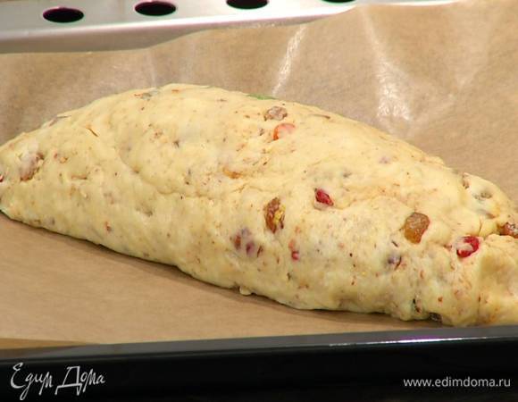 Выложить пирог на противень, застеленный бумагой для выпечки, и дать ему немного постоять.