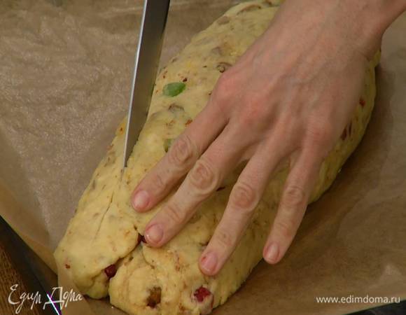 Отдохнувший штоллен надрезать сбоку вдоль, не прорезая слишком сильно, и выпекать в разогретой духовке 25–30 минут.