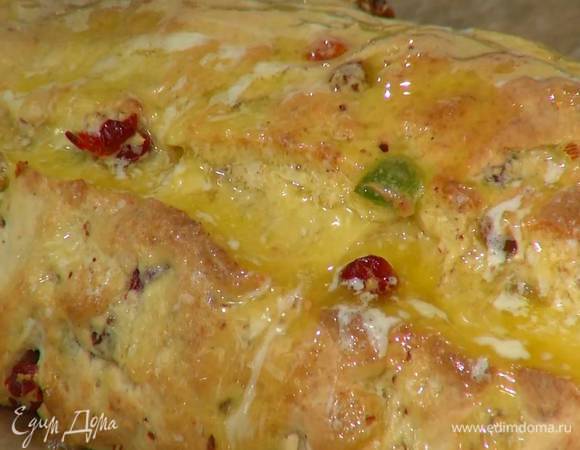 Готовый горячий штоллен полить со всех сторон растопленным сливочным маслом.