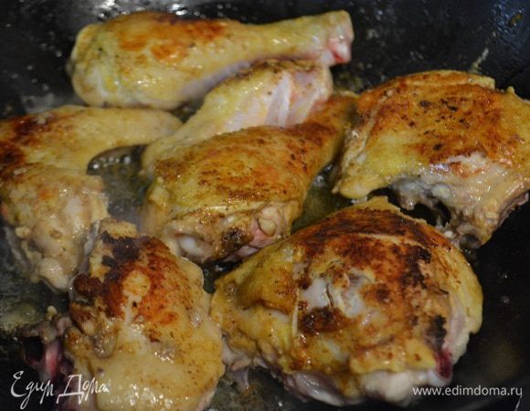 Курицу порезать на порционные куски, помыть и просушить бумажным полотенцем. В сковороде разогреть растительное и сливочное масло. Добавить кориандр и карри. Немного прогреть. Выложить курицу в сковороду и обжарить с 2ух сторон до золотистой корочки.
