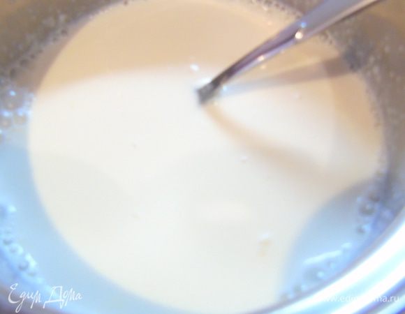 Сливки с сахаром нагреваем, но не даем им закипеть, снимаем с огня и добавляем желатин, перемешиваем и даем остыть до комнатной температуры.