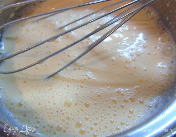 Пюре из хурмы добавляем к сливкам и взбиваем блендером или венчиком 1-2 минуты.