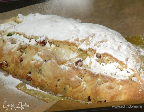 Посыпать штоллен сахарной пудрой.