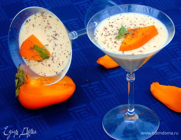 Разливаем по креманкам или бокалам и отправляем в холодильник на 4-5 часов (я отправила на ночь). При подаче, по желанию, присыпаем шоколадом и украшаем кусочком хурмы.