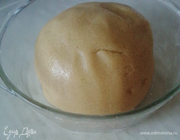 Соединить сухие продукты с желтковой смесью до однородности. Тесто готово. Оно мягкое, эластичное, хорошо раскатывается, с ним приятно работать. Вот такой получился колобок.